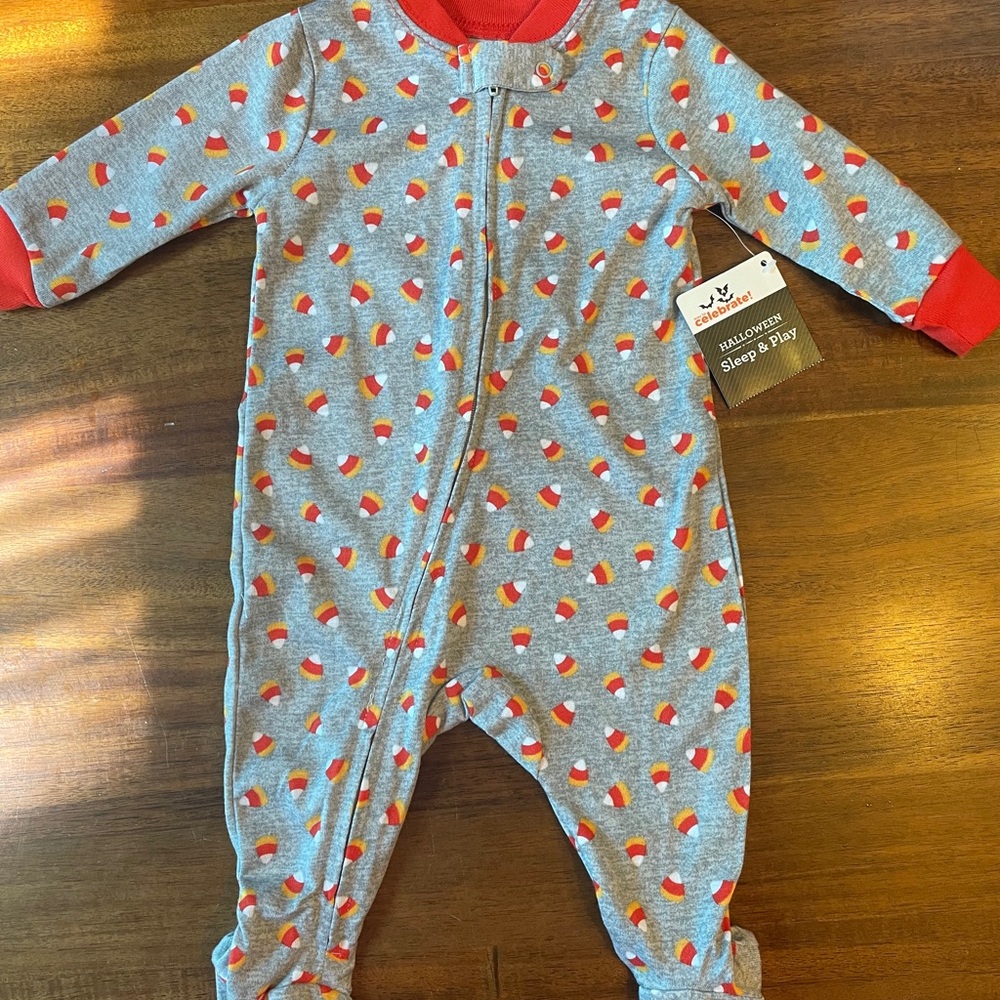 NWT Halloween Candy Corn Sleep n Play Zip up Sleeper 0-3 Months